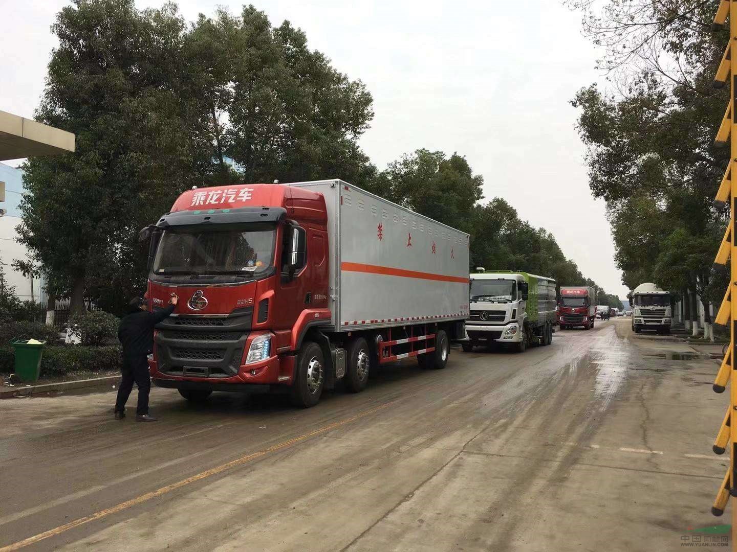 3台柳汽小三轴9.6米货厢杂项危货车发车